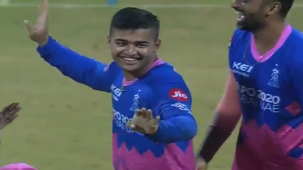 IPL 2021: Rishabh Pant को रनआउट कर बीच मैदान में नाचने लगे Riyan Prag, देखिए Viral Video