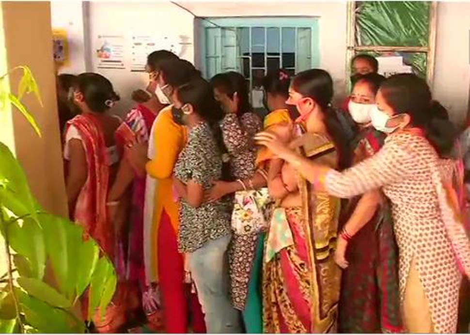 पश्चिम बंगाल में पांचवें चरण के लिए वोटिंग जारी, मतदान को लेकर नजर आ रहा उत्साह, बूथ के बाहर कतार