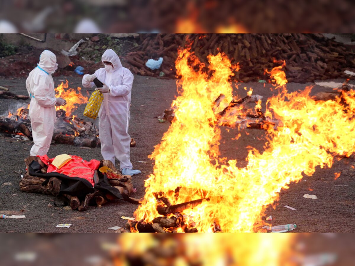 श्मसान घाट में कोरोना मृतकों की चिता जलाते परिजन (साभार पीटीआई)