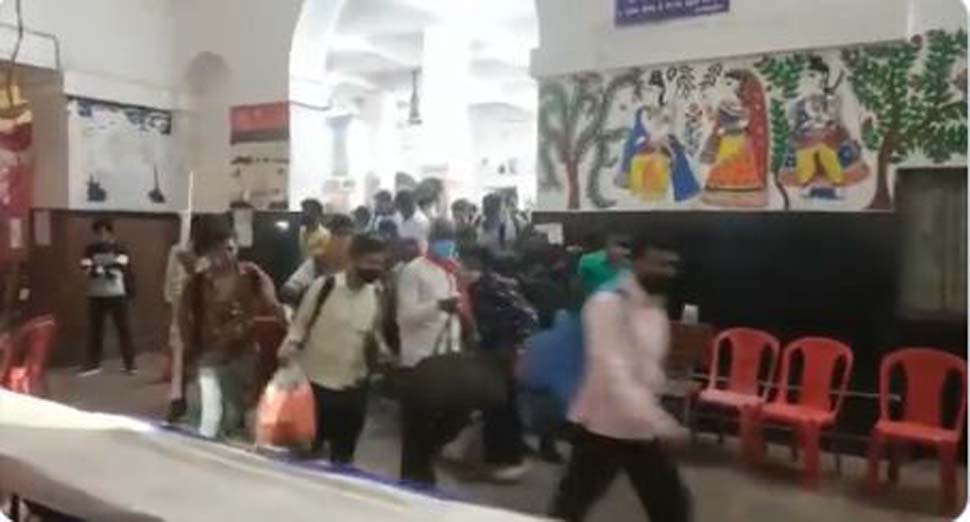 Coronavirus: कोरोना टेस्ट न करवाना पड़े, इसलिए रेलवे स्टेशन से इस तरह भागने लगे लोग, देखें VIDEO