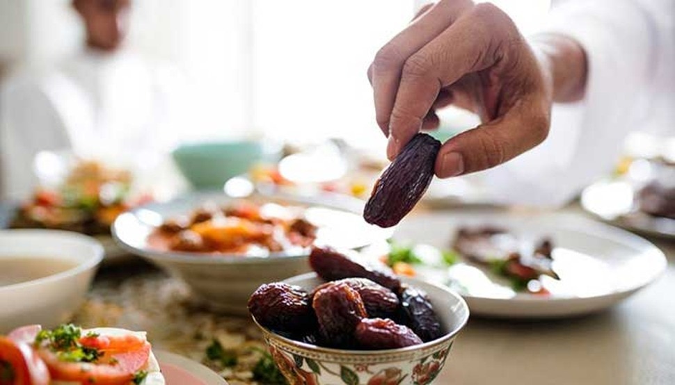रमजान में स्वस्थ रहने के लिए सेहरी व इफ्तार में क्या खाएं, किन चीजों से करें परहेज