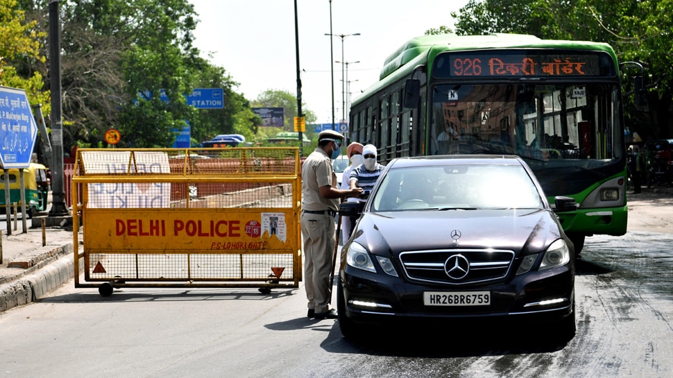 Delhi Weekend Lockdown: बिना मास्क कार में घूम रहा था कपल, पुलिस ने रोका तो महिला बोली- 'मैं तो इसको KISS करूंगी'
