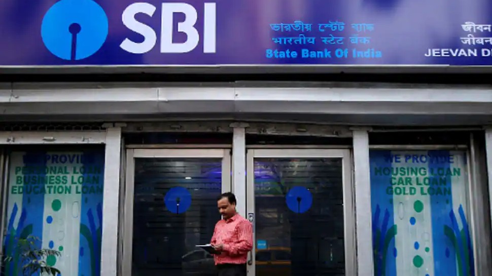 SBI Alert: 45 करोड़ ग्राहकों को किया सावधान, मोबाइल में सेव की ये जानकारी तो खाता होगा खाली!