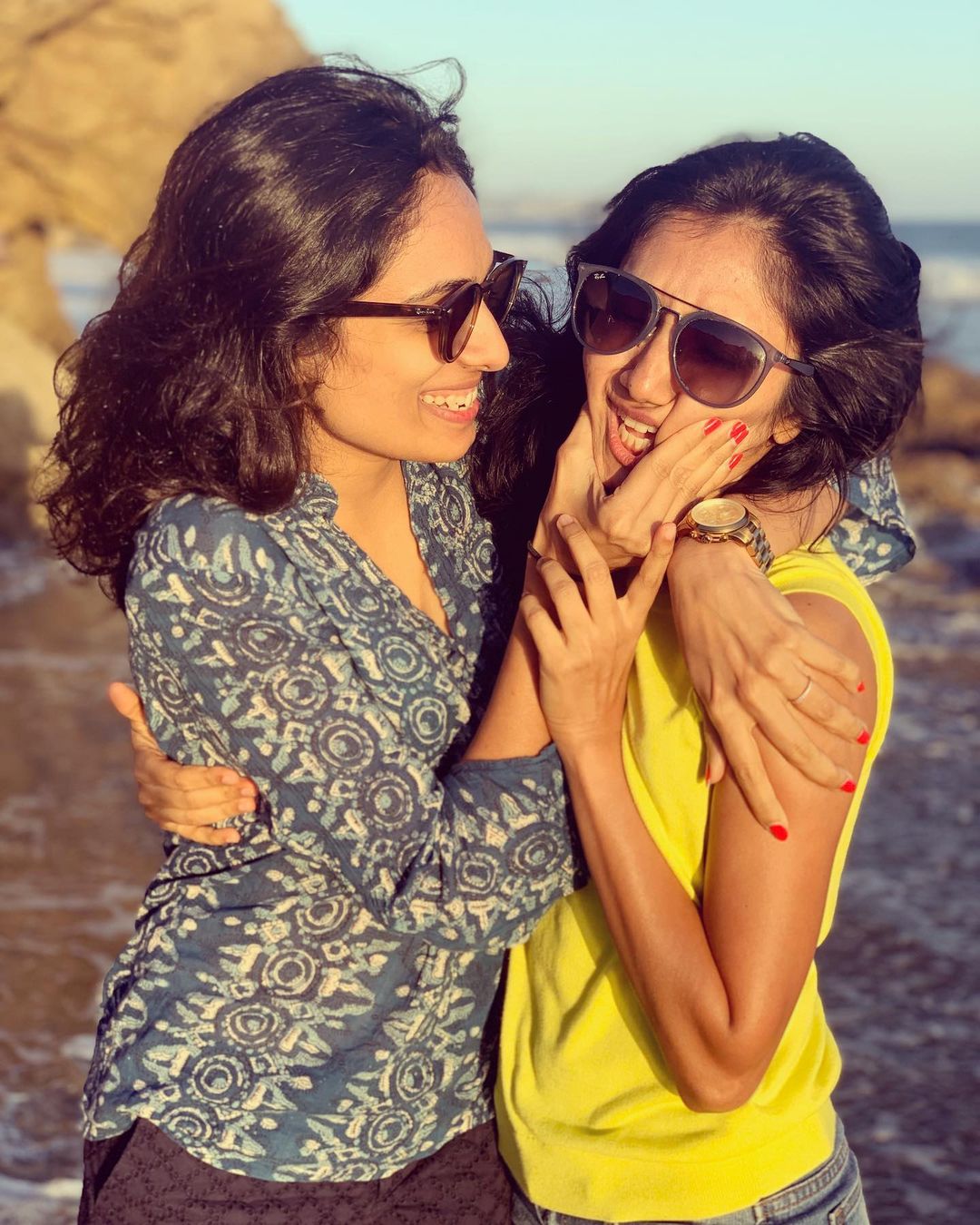पिता के दिखाए रास्ते पर चल रहीं दोनों बहने Mac Productions run by manjiri and viniti