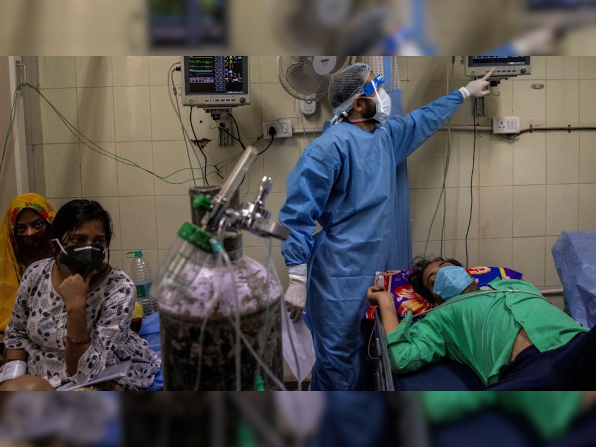 दिल्ली में कोरोना मरीज का इलाज करते डॉक्टर (साभार रायटर)