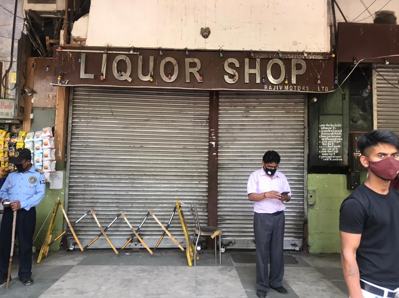 दिल्ली में लॉकडाउन का ऐलान होते ही शराब की दुकानों पर उमड़ी भारी भीड़