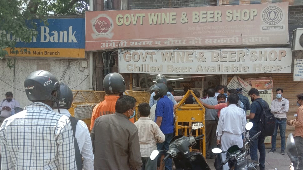 वाइन शॉप में भीड़ Crowd at wine shop