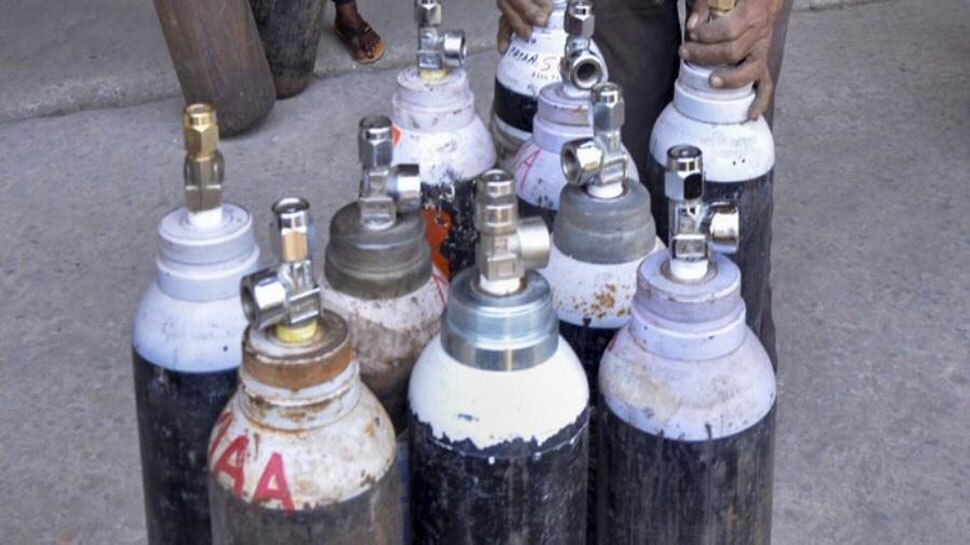 Gujarat: Oxygen Cylinders पर BJP नेता की फोटो, लोगों ने दिया ये रिएक्शन
