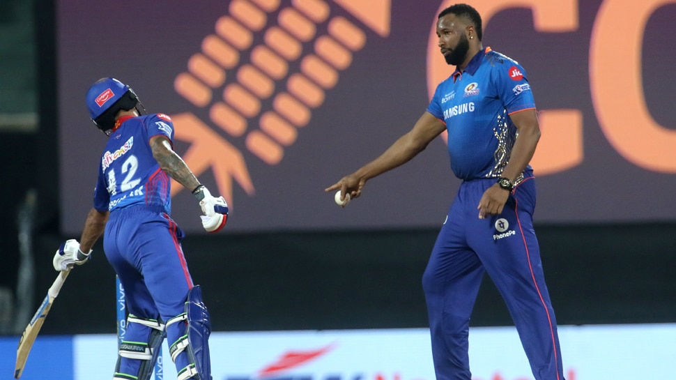 IPL: Shikhar Dhawan गेंद डालने से पहले ही निकल गए क्रीज से बाहर, Kieron Pollard ने दी ये वॉर्निंग; देखें Video
