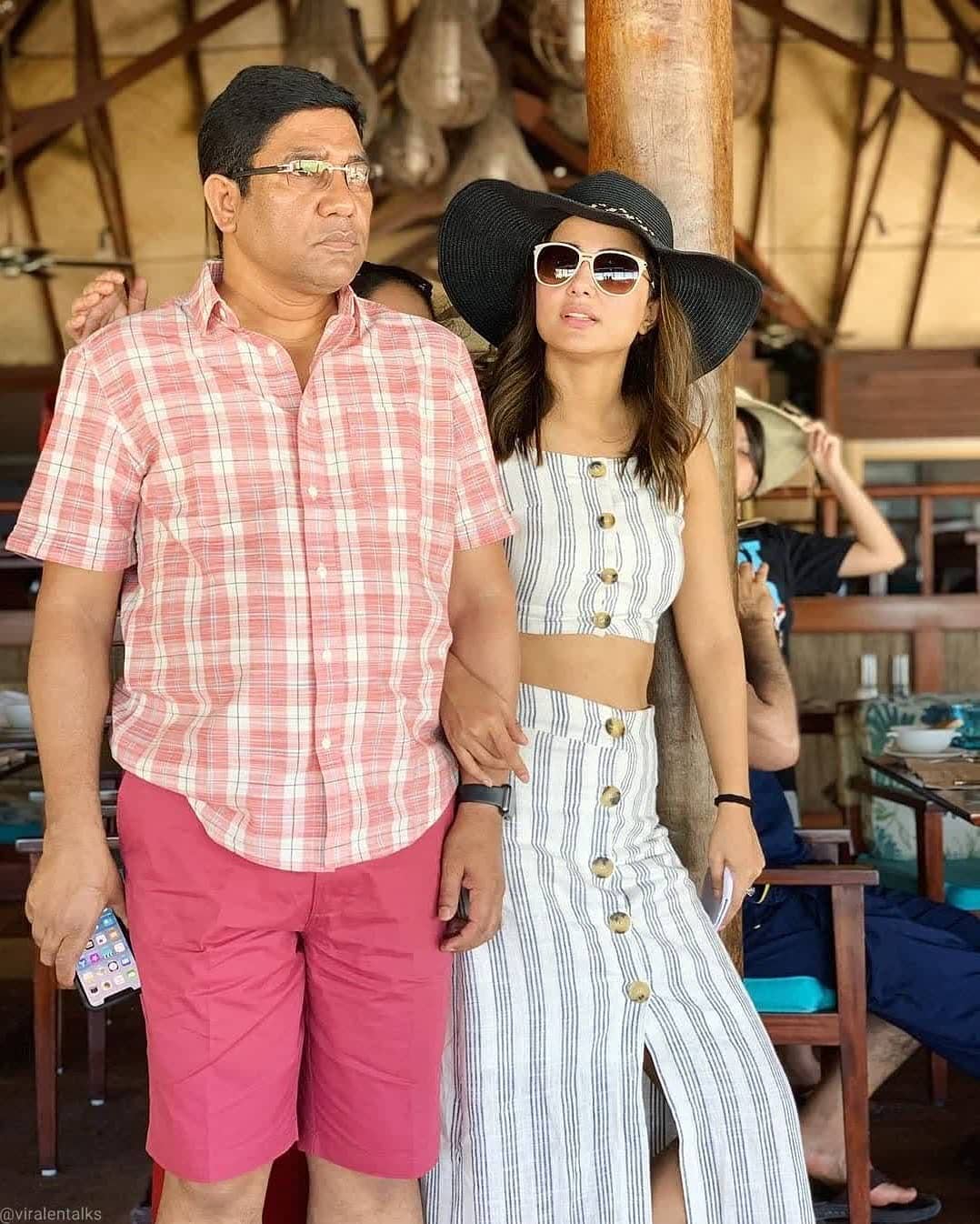 हिना ने अभी तक नहीं दिया कोई बयान Hina Khan has not given statement on fathers death