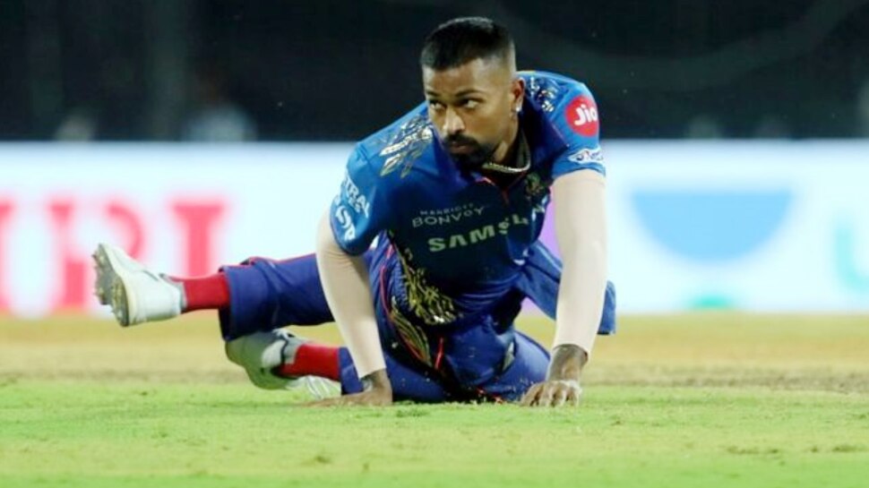 IPL 2021 MI vs DC: Hardik Pandya के कैच क्लेम को लेकर ट्विटर पर उठे सवाल, लोगों ने बुरी तरह किया ट्रोल