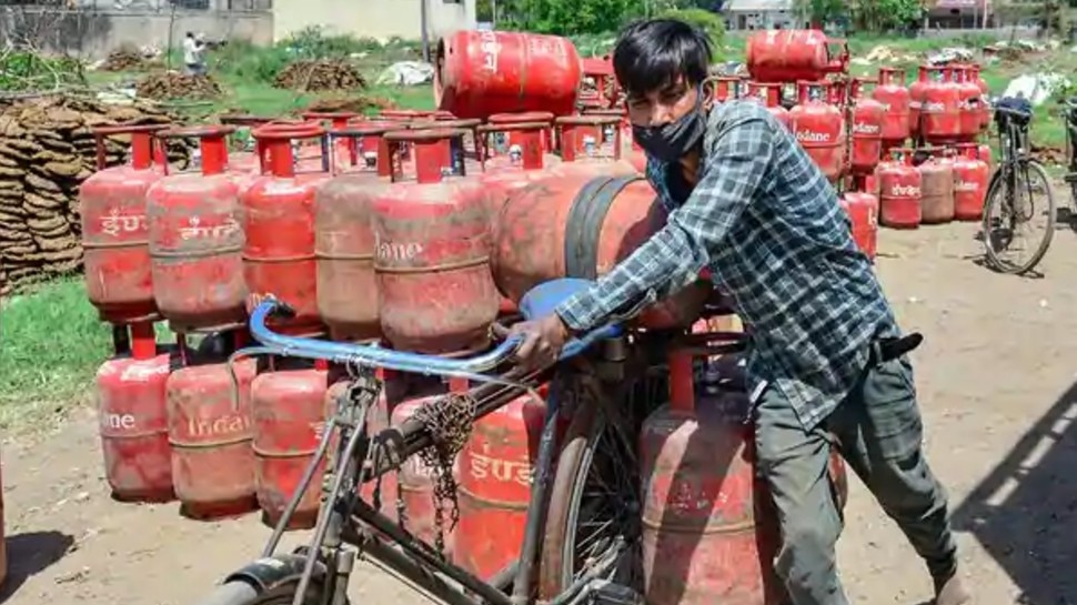 809 रुपये की LPG है बहुत महंगी! दोबारा चाहिए Subsidy तो अपनाएं ये तरीका, होगा बड़ा फायदा