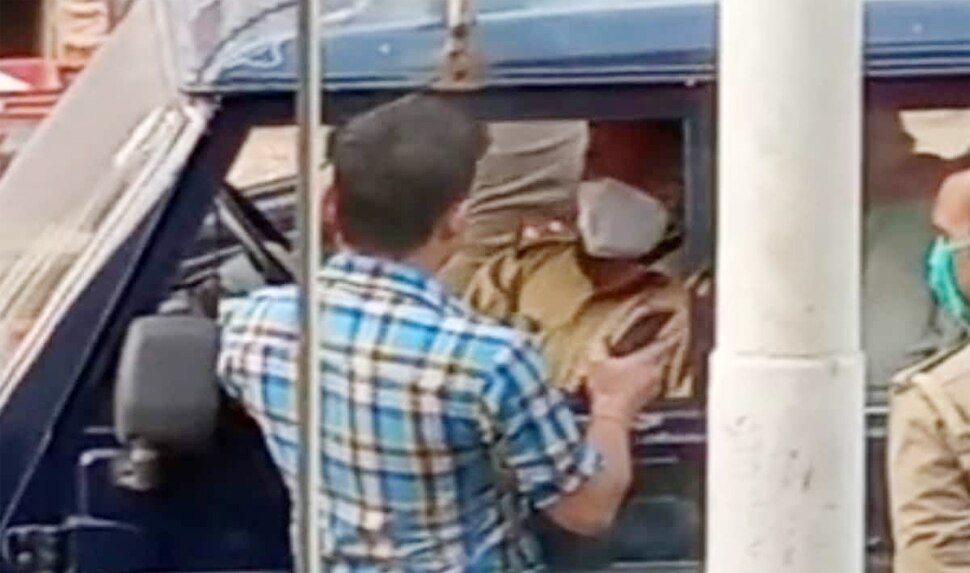 मास्क नहीं पहनने पर पुलिस ने रोका तो दरोगा को थप्पड़ मारकर फरार हो गया युवक, देखिए VIDEO