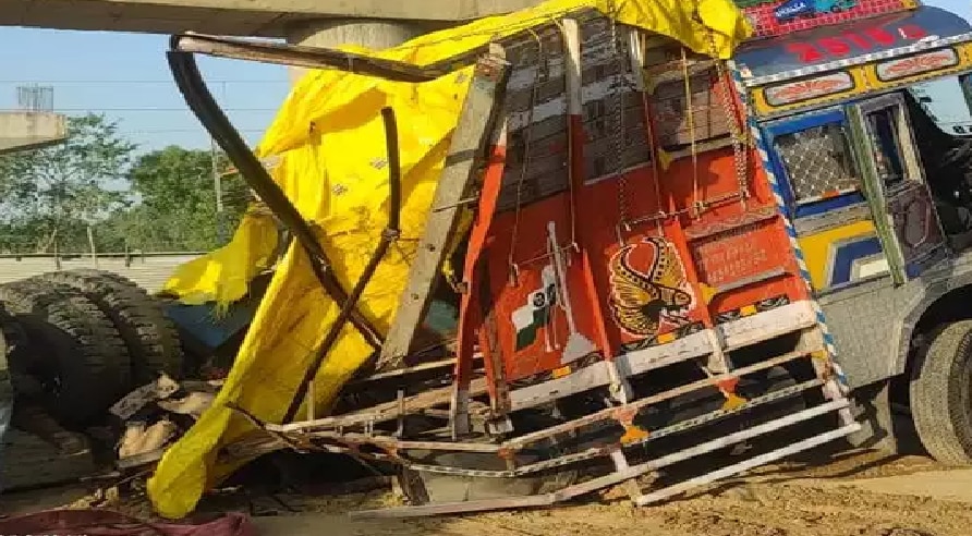 Shahjahanpur: रेलवे क्रासिंग पर ट्रेन की टक्कर से उड़े ट्रक और बाइक के परखच्चे, पांच लोगों की मौत