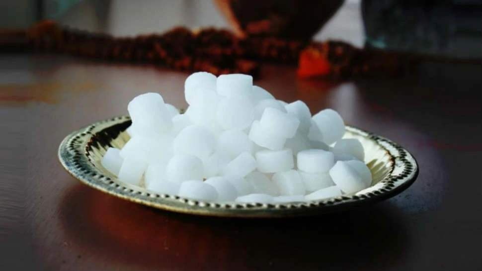 कपूर सूंघने के नुकसान inhaling camphor