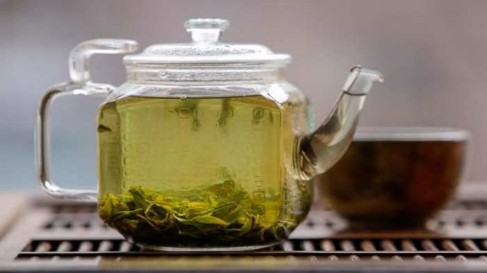 Green Tea for Immunity: कोरोना काल में बीमारियों से बचना है, तो ग्रीन टी में इन चीजों को मिलाएं और फिर देखें फायदे!