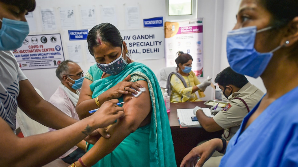 BJP ने बंगाल में किया फ्री वैक्सीन देने वादा, Mamata Banerjee पहले ही कर चुकी हैं ऐलान