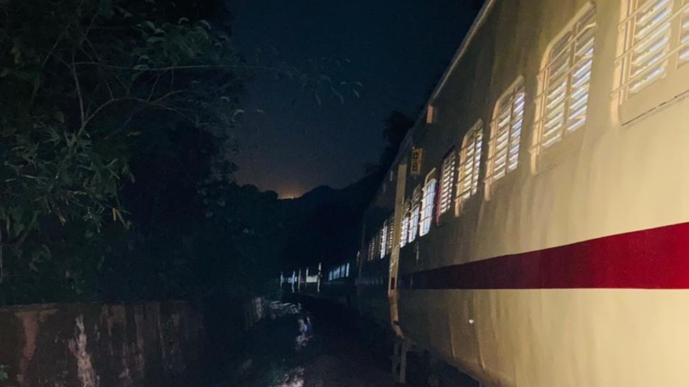 राकेश टिकैत  ने बीच जंगल में पैसेंजर ट्रेन को रोका, छत्तीसगढ़ के दंतेवाड़ा की घटना