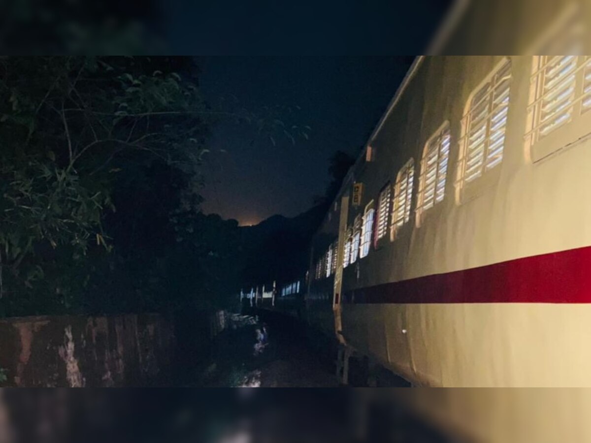 दंतेवाड़ा में नक्सलियों ने ट्रेन को रोका 