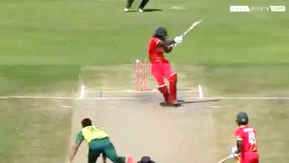 पाकिस्तानी गेंदबाज ने फेंकी ऐसी गेंद कि हैल्मेट के हो गए दो टुकड़े, देखिए VIDEO