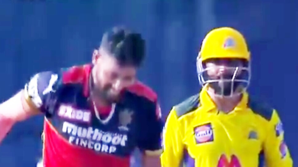 IPL RCB vs CSK: बीच मैदान पर Mohammed Siraj ने Ravindra Jadeja को ऐसे डराया, Video वायरल