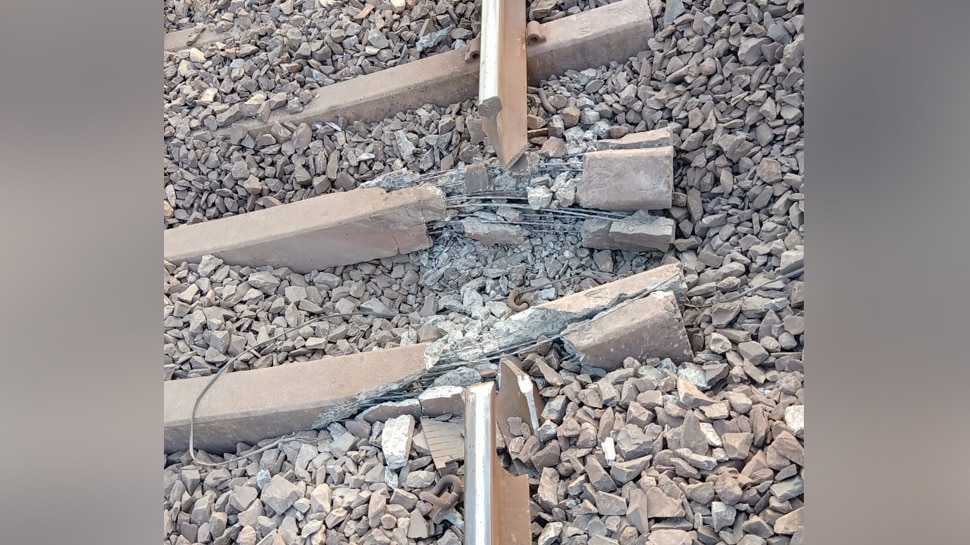 ऑपरेशन ख़ात्मा से बौखलाए नक्सली, धमाका से उड़ाया रेलवे ट्रेक, ठप्प हुई ट्रेन की आवाजाही