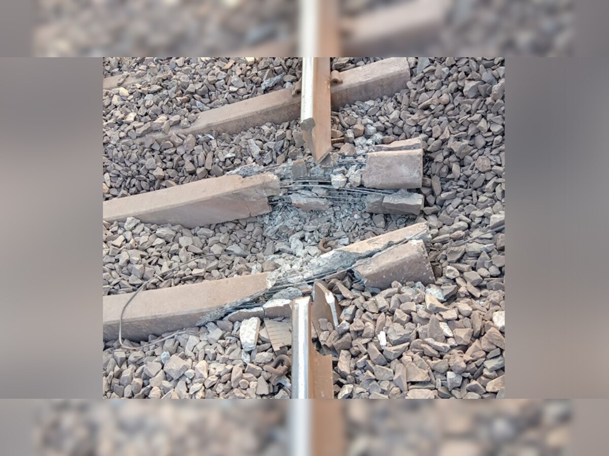 ऑपरेशन ख़ात्मा से बौखलाए नक्सली, धमाके से उड़ाया रेलवे ट्रैक, ठप्प हुई ट्रेन की आवाजाही