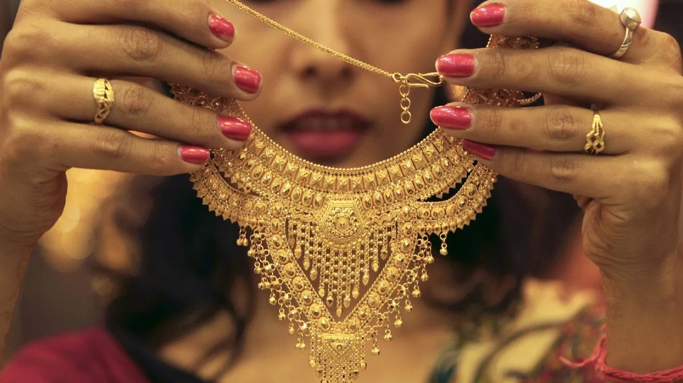 Gold Price Today, 27 April 2021: सोने में आई तेज गिरावट, सर्राफा बाजार में दाम 450 रुपये तक गिरे, चांदी भी टूटी