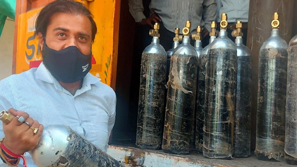 Corona Crisis Delhi: पीएम की अपील के बाद सामने आई एनजीओ, जरूरतमंद लोगों को बांटे ऑक्सीजन सिलेंडर