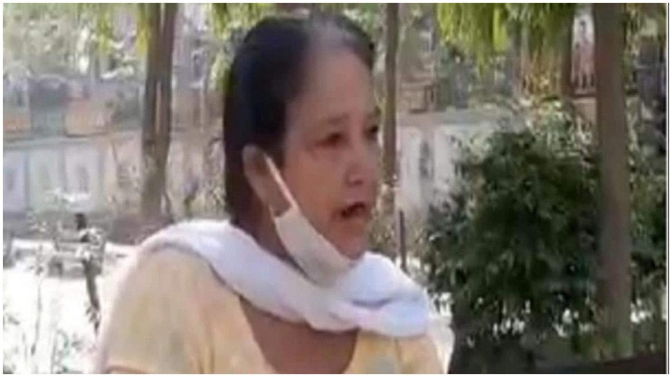 Viral Video: डॉली आंटी ने Delhi CM से लगाई गुहार, ठेके खोलने की रखी बात Viral Video: डॉली आंटी ने Delhi CM से लगाई गुहार, ठेके खोलने की रखी बात