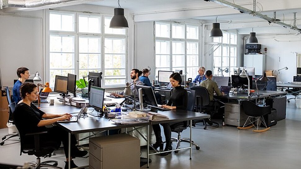 Study: Office में यदि आपकी Desk के पीछे दीवार है, तो काम पर ज्यादा कर पाएंगे Focus, बढ़ेगी Productivity