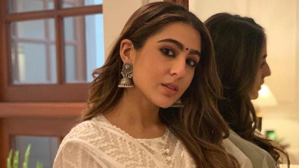 Sara Ali Khan संग तस्वीर खिंचवाने के लिए फैन हटाने लगा मास्क, एक्ट्रेस ने ऐसे लगाई क्लास