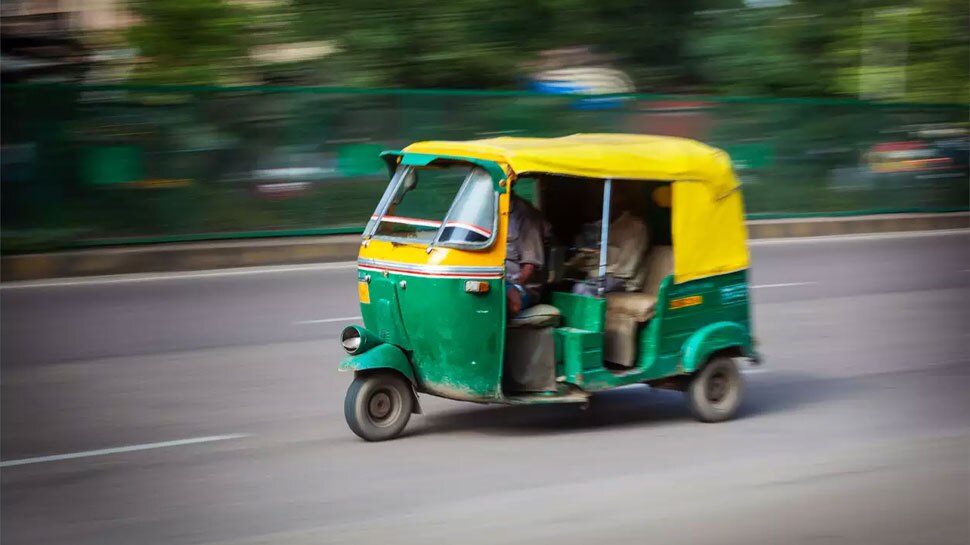 Madhya Pradesh: अपने Auto को बना लिया Ambulance, मरीजों को फ्री में अस्पताल पहुंचाता है ये शख्स