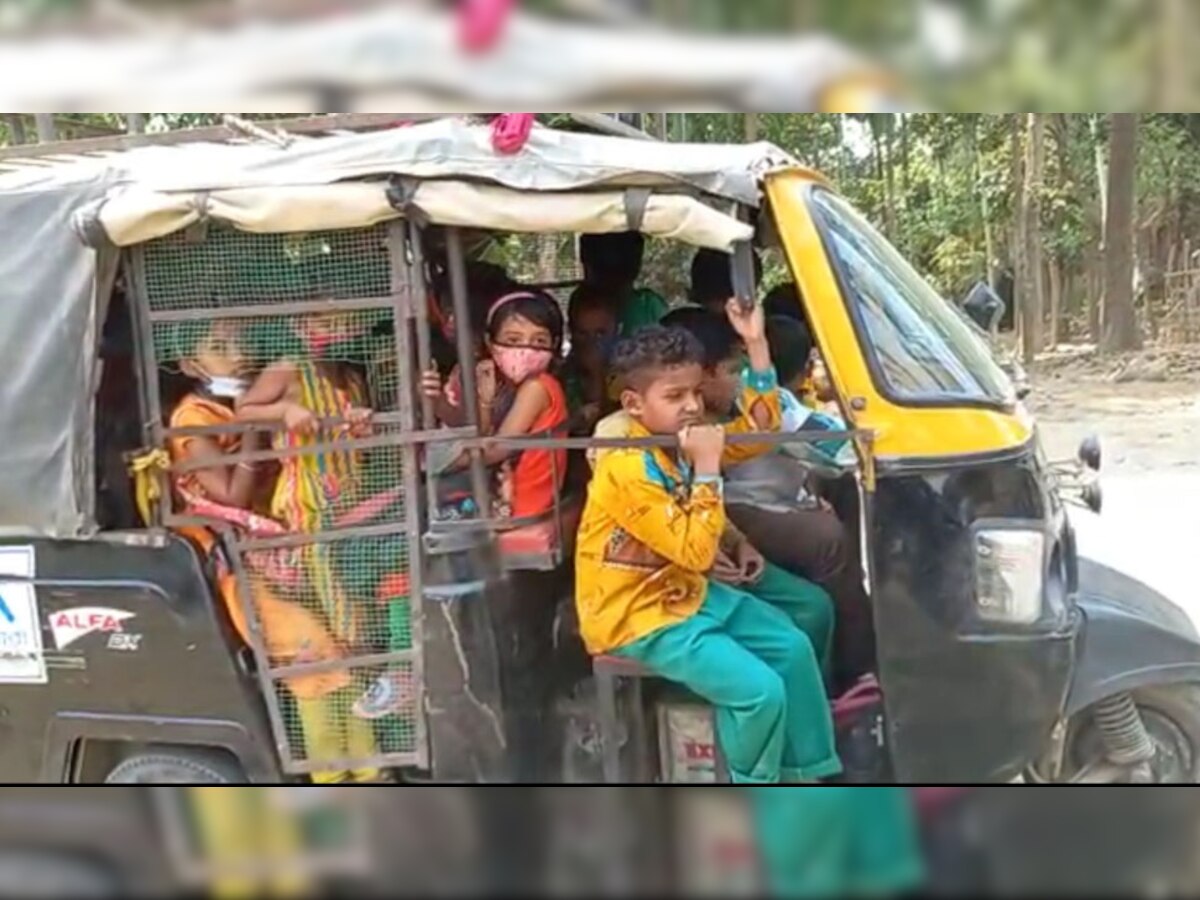 पश्चिम बंगाल के उत्तर दिनाजपुर में ऑटो रिक्शा में भरकर स्कूल जाते बच्चे
