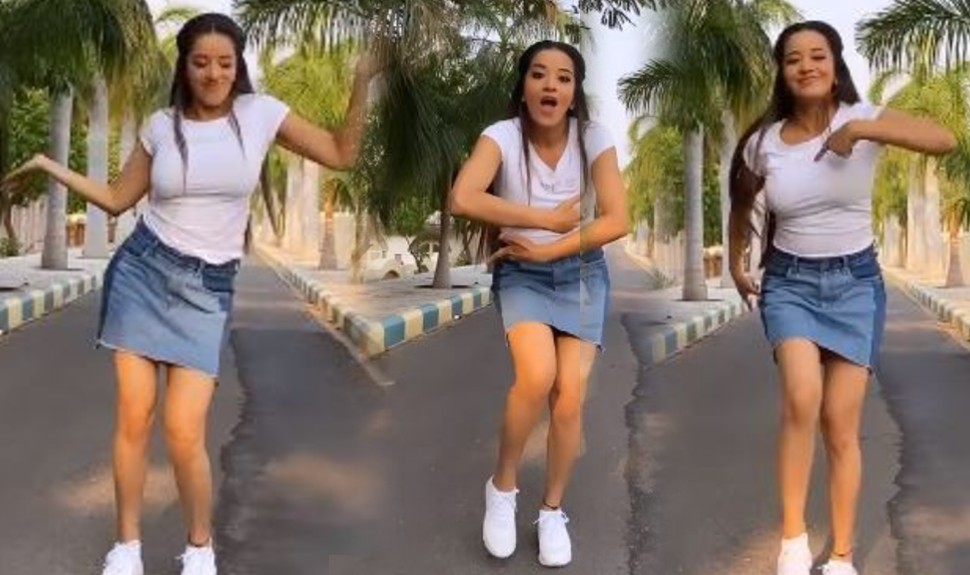 बीच सड़क पर छोटी स्कर्ट पहनकर खूब नाचीं Monalisa, Video देख दातों तले दबा लेंगे अंगुली