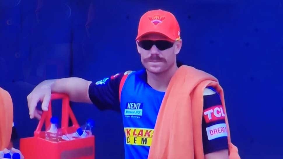 IPL 2021: SRH ने David Warner के साथ की नाइंसाफी, कप्तानी छिनने के बाद Playing XI से भी छुट्टी