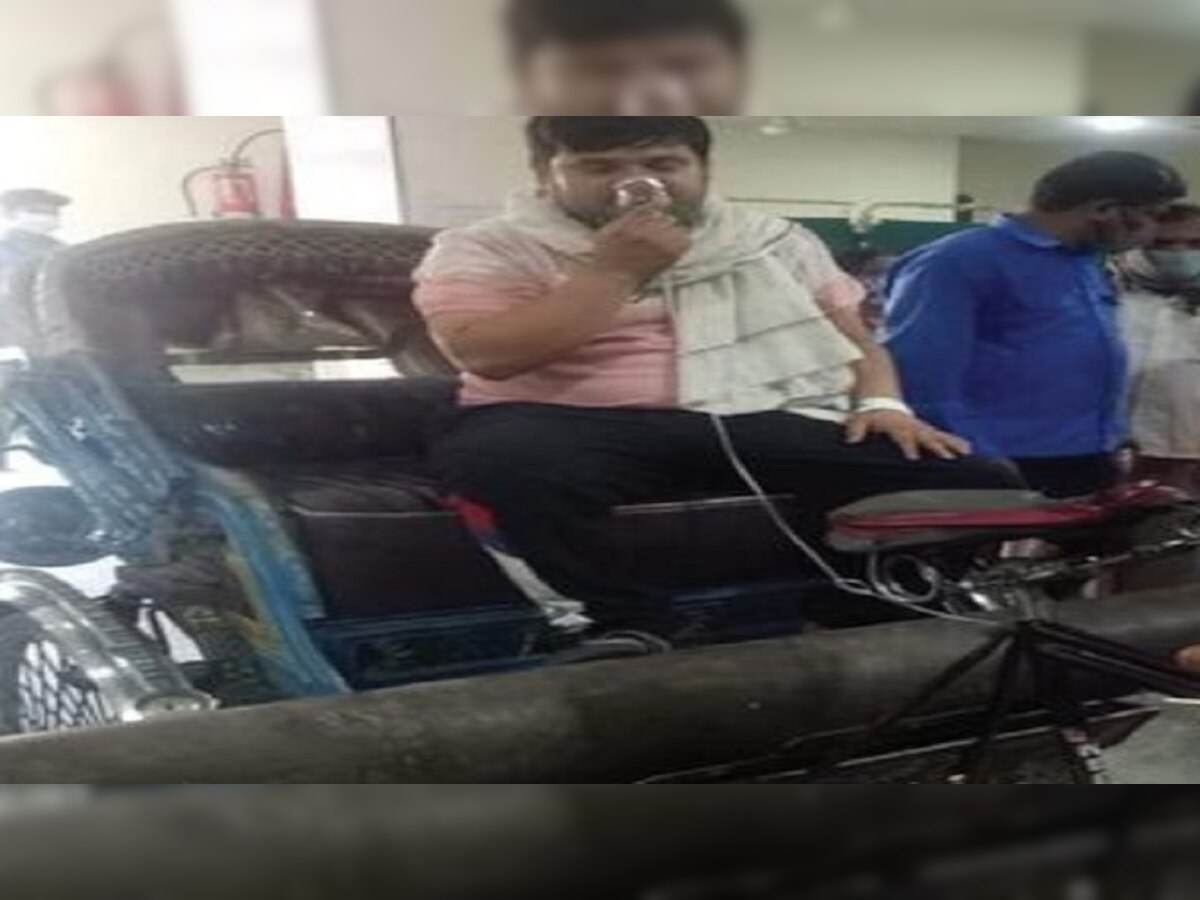 बेतिया में बीमार बेटे को रिक्शे पर लेकर अस्पताल पहुंचे परिजन 