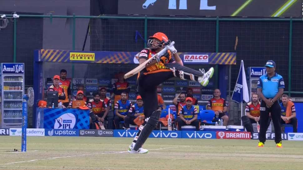 IPL 2021 SRH vs RR: Manish Pandey ने एक पैर उठाकर मारा चौका, हंसी रोक नहीं पाए गेंदबाज Kartik Tyagi