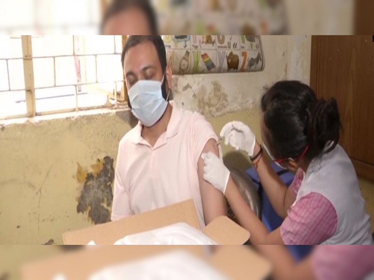 दिल्ली के पंडारा रोड़ पर कोरोना वैक्सीन लगवाते लोग (साभार एएनआई)