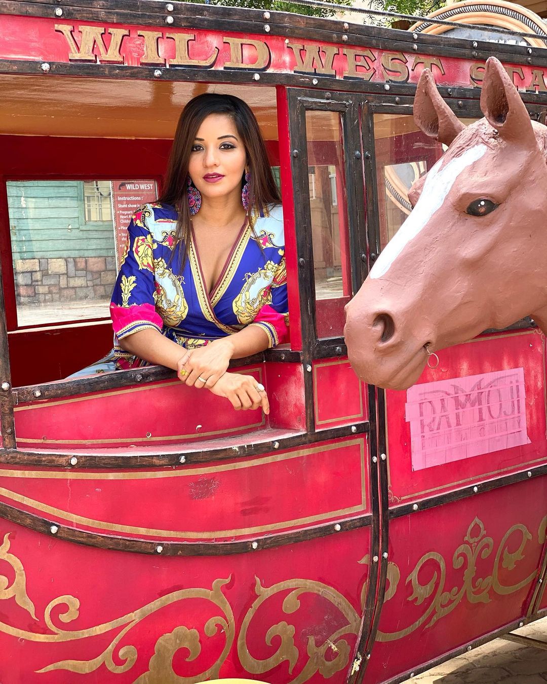 मोनालिसा का ग्लैमरस लुक monalisa glamorous look