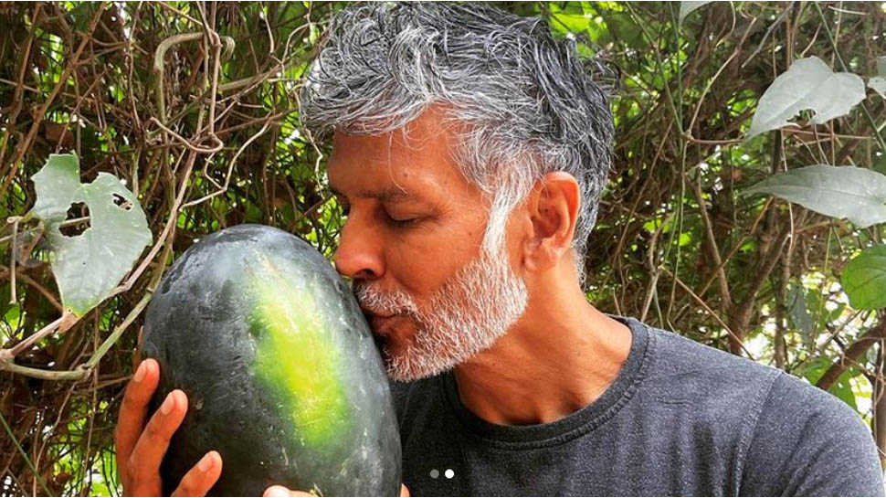 No Phone Day मनाकर ट्रोल हो गए Milind Soman, फैन बोले- वीडियो कैसे शूट किया सर?