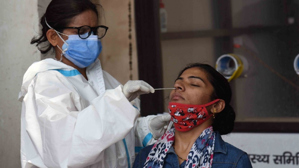 महाराष्ट्र में Corona की रफ्तार पड़ी धीमी लेकिन Vaccine का संकट, कई वैक्सीनेशन सेंटर बंद