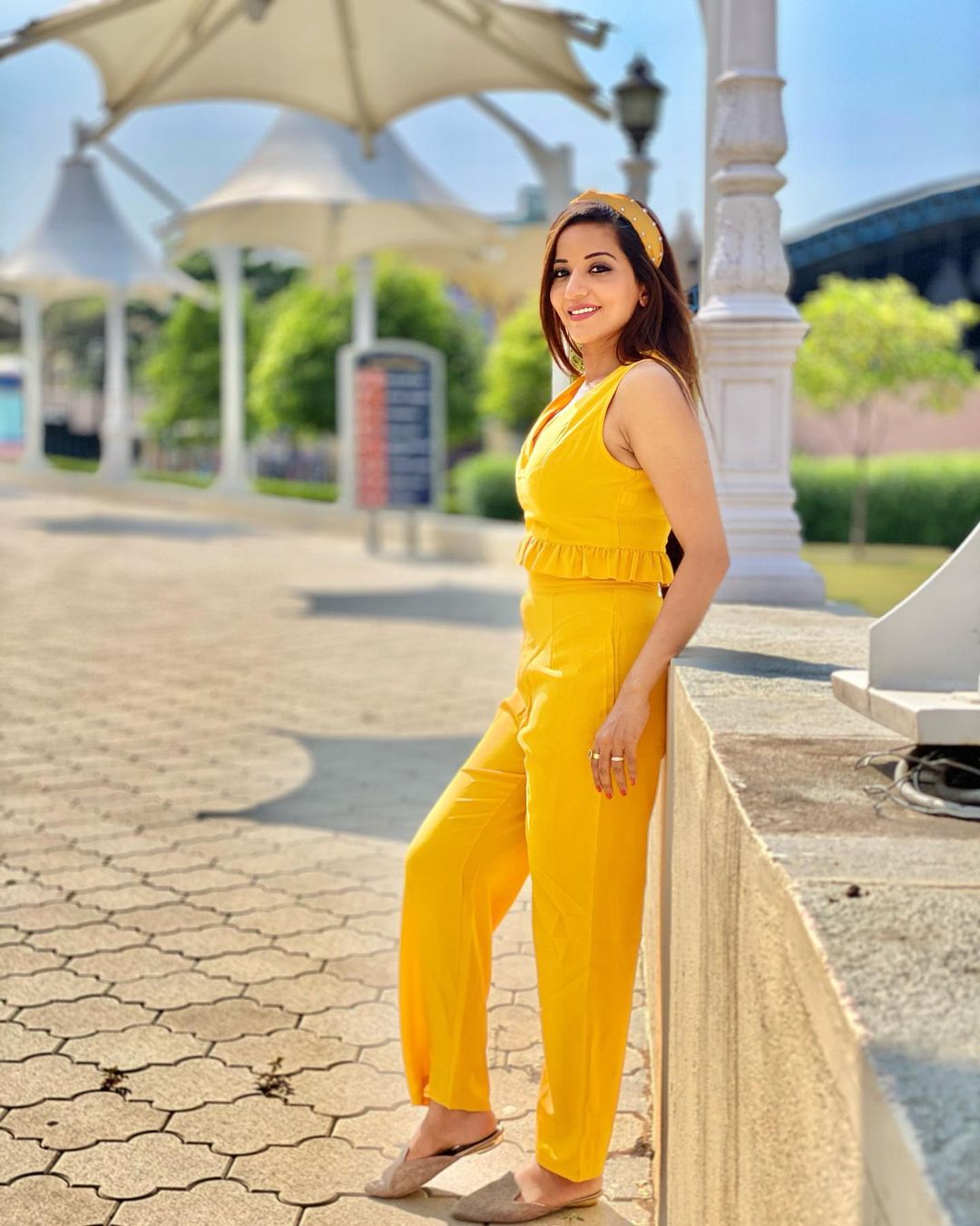 मोनालिसा का ग्लैमरस लुक monalisa glamorous look