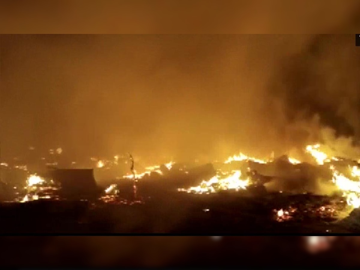 नोएडा: बरौला गांव की झुग्गियों में लगी भीषण आग, बचाव कार्य जारी 