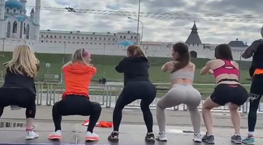 Russia: Mosque के सामने Female Runners ने किए Squats, वीडियो सामने आते ही मचा बवाल, कार्रवाई की मांग