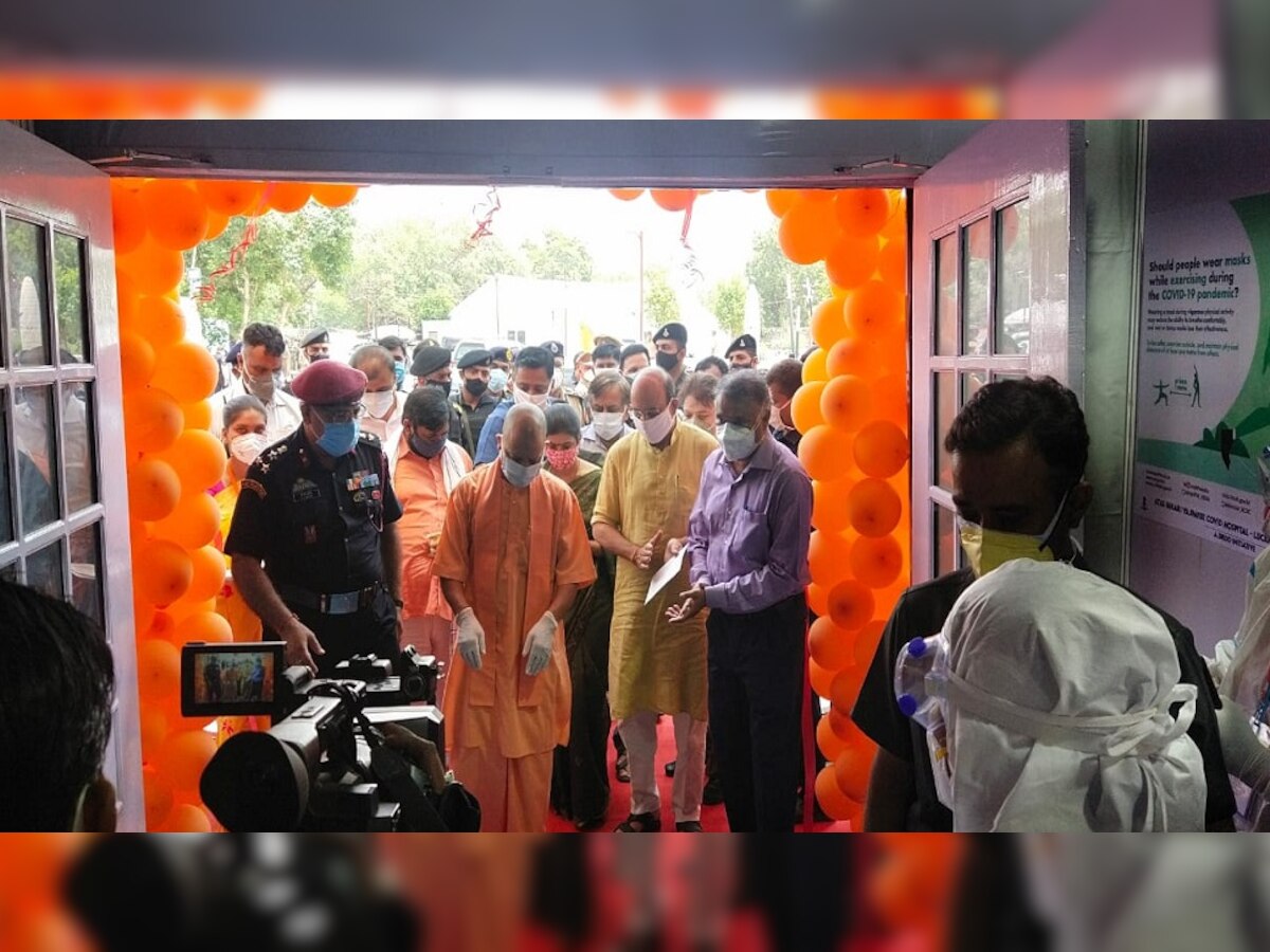 लखनऊ में डीआरडीओ के 500 बेड वाले अस्थायी कोविड अस्पताल का लोकार्पण करते मुख्यमंत्री योगी आदित्यनाथ.