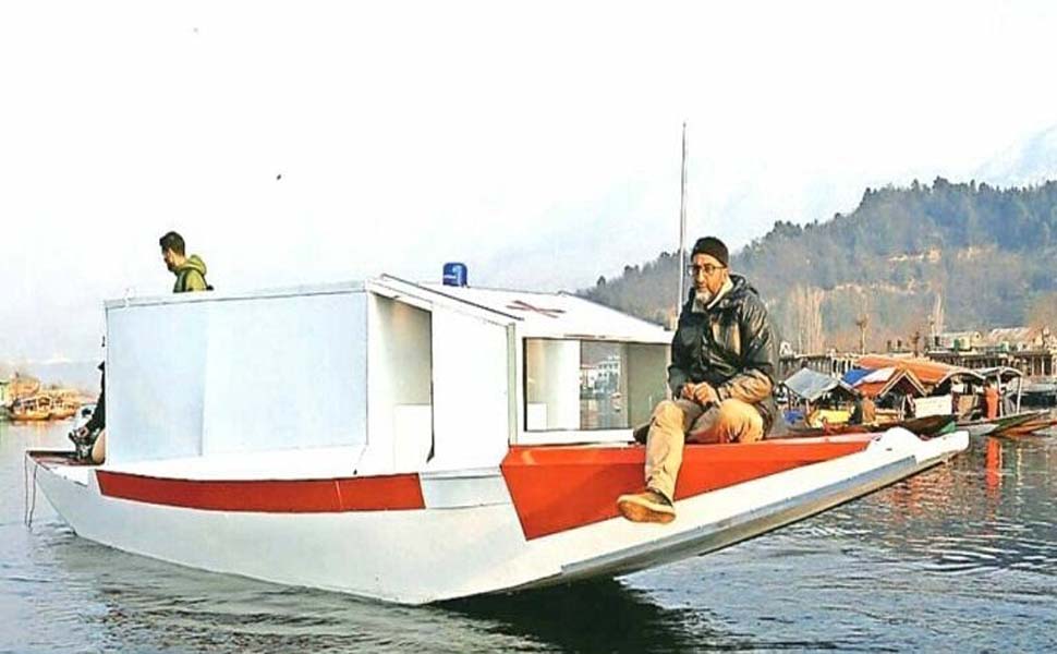 Dal lake: तारिक़ अहमद ने नाव को ही बना डाला एंबुलेंस, अब इस तरह कर रहे हैं लोगों की मदद