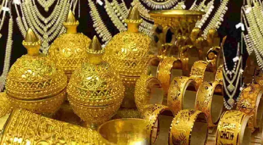 Gold Price: सोने के दाम में भारी गिरावट, रिकॉर्ड स्तर से 10,000 रुपये सस्ता हुआ सोना
