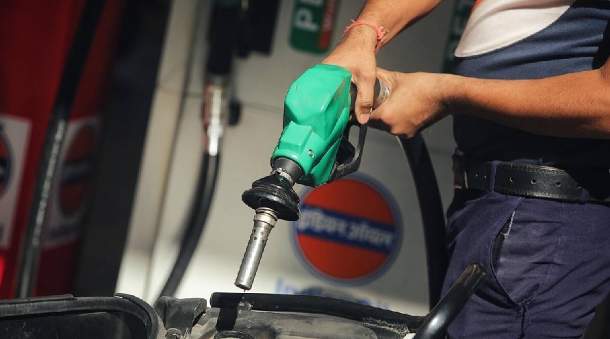 Petrol Price: आम आदमी की जेब पर महंगाई की मार, एक बार फिर बढ़े पेट्रोल-डीजल के दाम