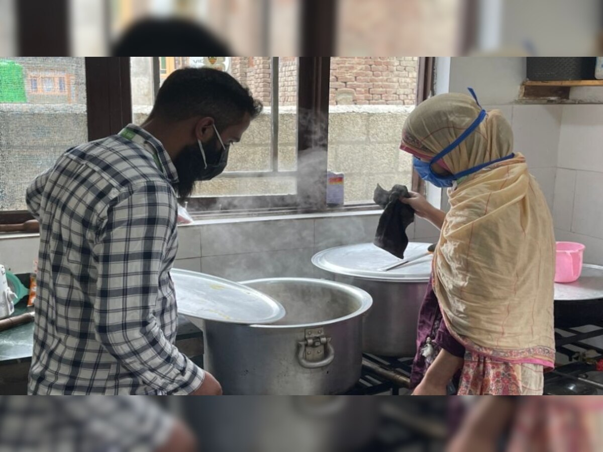 कश्मीर में कोरोना रोगियों तक मुफ्त में टिफिन पहुंचा रहा ये कपल, ताकी चलती रहे जिंदगी
